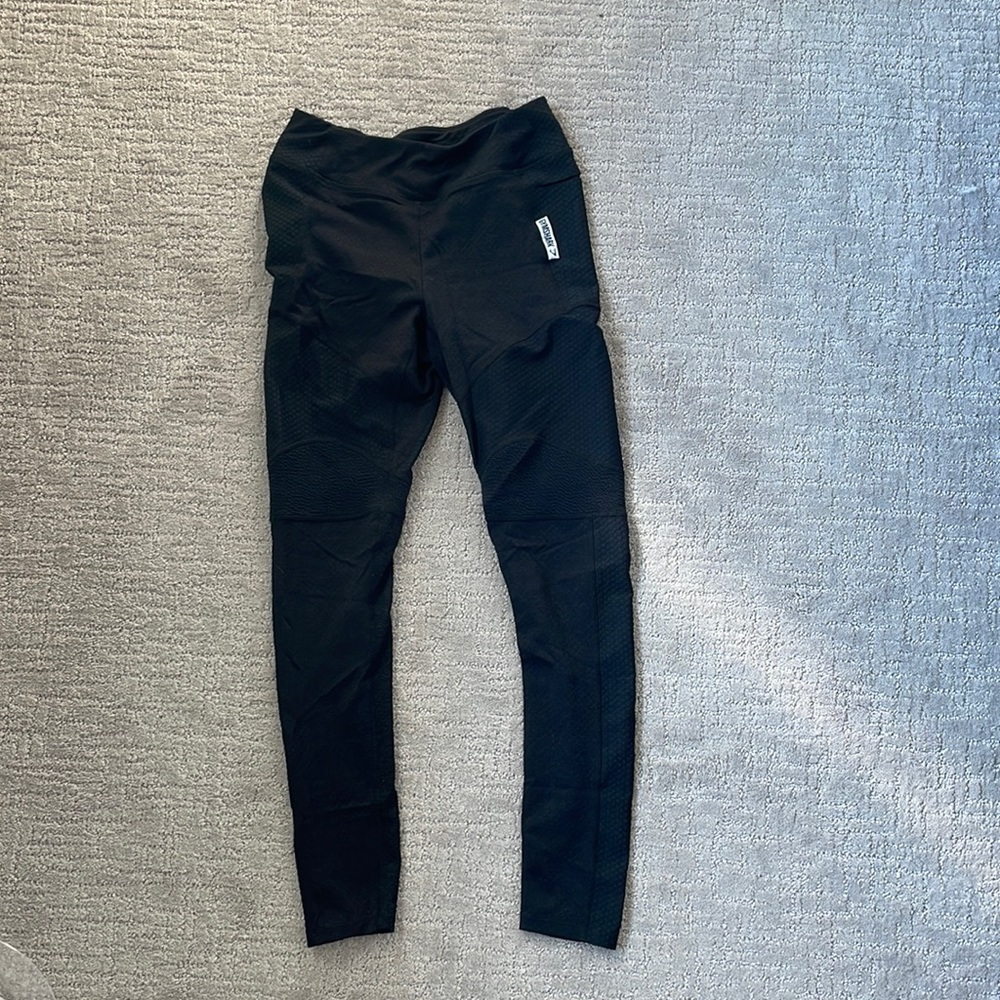 Black gym shark leggings.